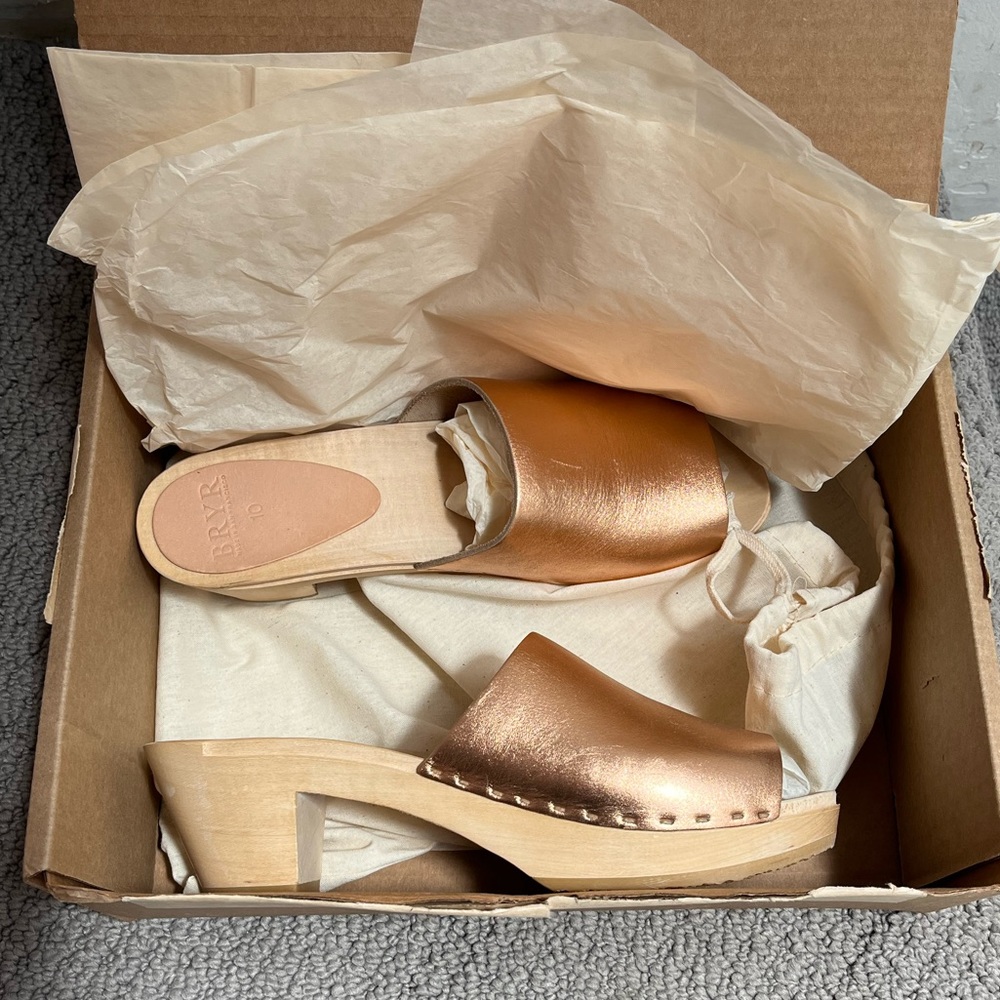 Bryr Rose gold clogs